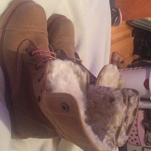 Roxy boots 8.5 only wore a few times !!